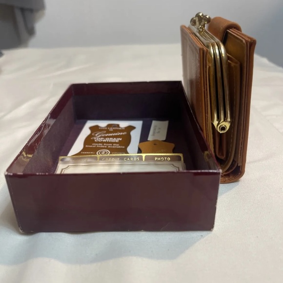 New Belle Brummel Clutch Wallet Style #88303 Genuine Leather With Design - Picture 4 of 10